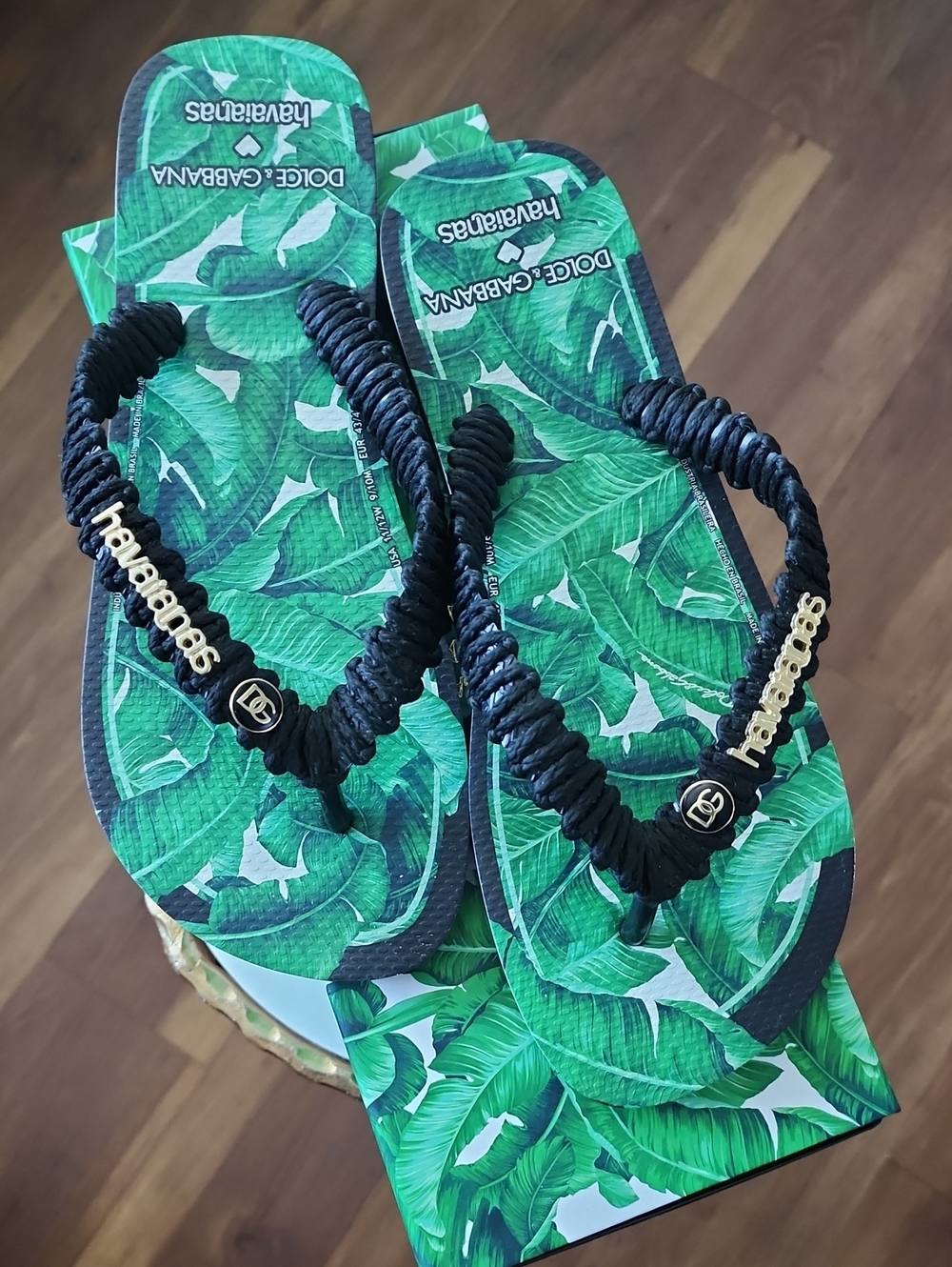 Dolce & Gabbana x Havaianas Black-Strap Tropical Leaf Flip Flops
